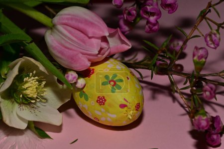 Foto de Composición de vacaciones de flores de primavera y huevo de Pascua - Imagen libre de derechos