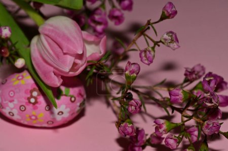 Foto de Composición de vacaciones de flores de primavera y huevo de Pascua - Imagen libre de derechos