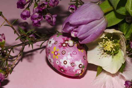 Foto de Holiday composition of   flowers and  easter egg, close up - Imagen libre de derechos