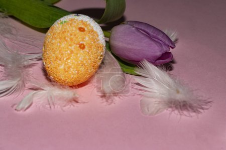 Foto de Composición de vacaciones de flores y huevo de Pascua, primer plano - Imagen libre de derechos