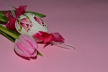 Téléchargez les photos : Fleur de tulipe et oeuf de Pâques, gros plan - en image libre de droit