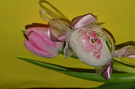 Foto de Flor de tulipán y huevo de Pascua, de cerca - Imagen libre de derechos
