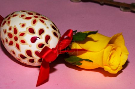 Foto de Rama de sauce, flor de rosa y huevo de Pascua - Imagen libre de derechos