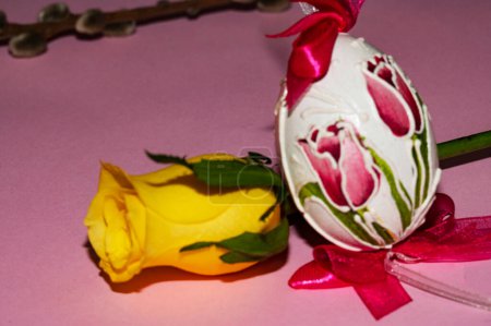 Foto de Rama de sauce, flor de rosa y huevo de Pascua - Imagen libre de derechos