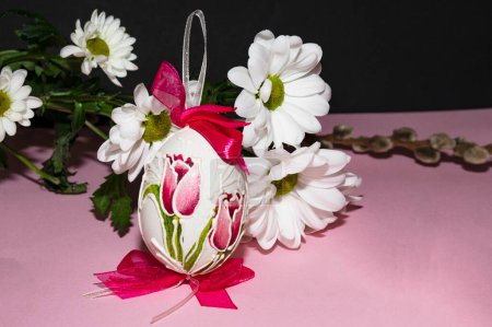 Foto de Flores de colores y huevo de Pascua, de cerca - Imagen libre de derechos