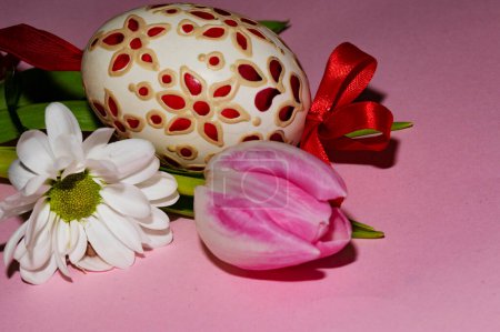 Téléchargez les photos : Fleurs colorées et oeuf de Pâques, gros plan - en image libre de droit