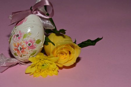 Foto de Colorful  flowers and  easter egg, close up - Imagen libre de derechos