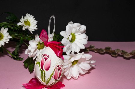 Foto de Composición de vacaciones de flores de primavera y huevo de Pascua, primer plano - Imagen libre de derechos