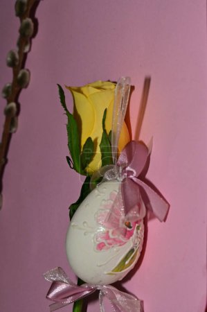 Téléchargez les photos : Willow branch, rose  flower and  easter egg - en image libre de droit