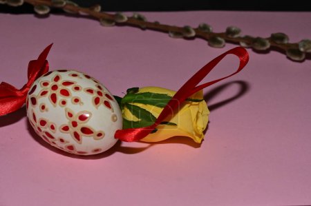 Téléchargez les photos : Branche de saule, fleur de rose et oeuf de Pâques - en image libre de droit