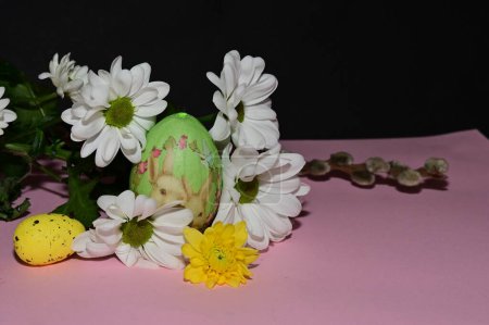 Foto de Holiday composition of  spring flowers and  easter egg, close up - Imagen libre de derechos