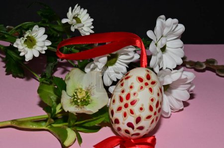 Téléchargez les photos : Composition de vacances de fleurs de printemps et d'œufs de Pâques, gros plan - en image libre de droit