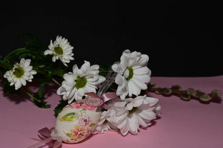 Téléchargez les photos : Composition de vacances de fleurs de printemps et d'œufs de Pâques, gros plan - en image libre de droit
