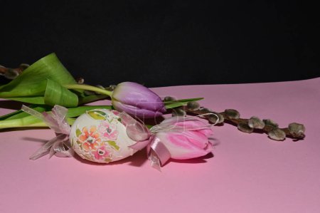 Foto de Composición de vacaciones de flores de primavera y huevo de Pascua, primer plano - Imagen libre de derechos