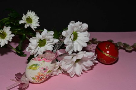 Foto de Flores de colores y huevos de Pascua, de cerca - Imagen libre de derechos