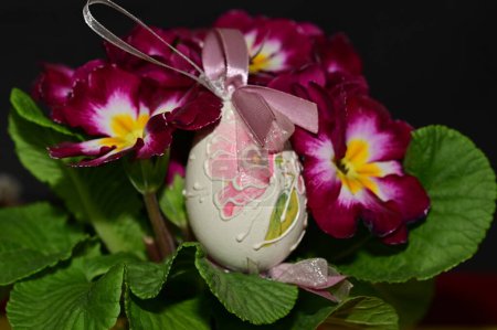 Téléchargez les photos : Composition des fleurs et des œufs de Pâques, gros plan - en image libre de droit