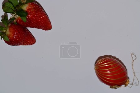 Foto de Strawberries and  easter egg, close up - Imagen libre de derechos