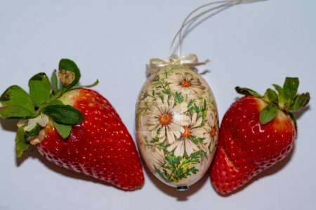 Téléchargez les photos : Strawberries and  easter egg, close up - en image libre de droit