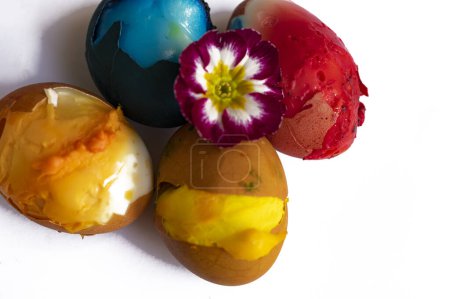 Téléchargez les photos : Painted easter eggs and flower, close up - en image libre de droit
