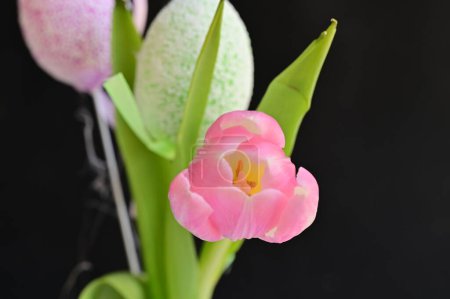 Foto de Painted easter eggs and  tulip flower, close up - Imagen libre de derechos