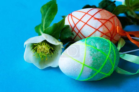 Foto de Flower and  easter eggs on blue background - Imagen libre de derechos