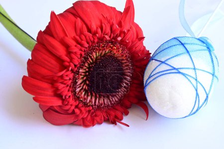 Foto de Hermosa flor de gerberas y huevo de Pascua - Imagen libre de derechos