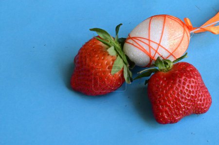 Téléchargez les photos : Strawberries and  easter egg, close up - en image libre de droit