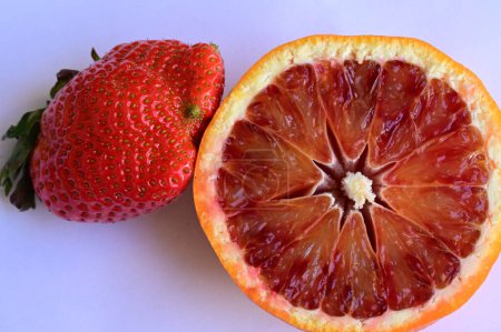 Téléchargez les photos : Fresh grapefruit slice and strawberry - en image libre de droit