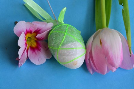 Foto de Hermosas flores y huevo de Pascua - Imagen libre de derechos