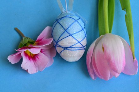 Téléchargez les photos : Belles fleurs et oeuf de Pâques - en image libre de droit