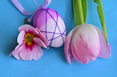 Téléchargez les photos : Beautiful    flowers and  easter egg - en image libre de droit