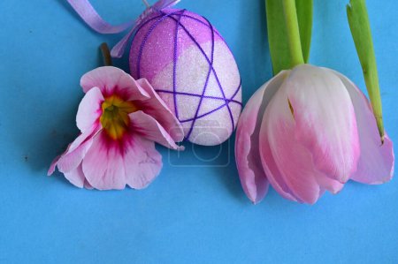 Foto de Beautiful    flowers and  easter egg - Imagen libre de derechos
