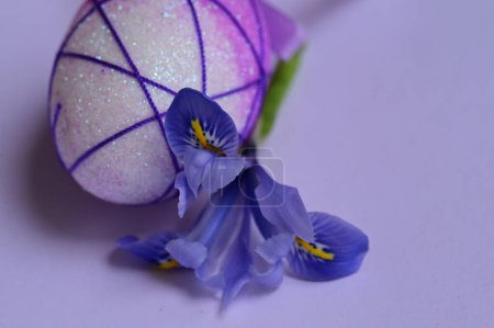 Foto de Hermosa flor y huevo de Pascua - Imagen libre de derechos