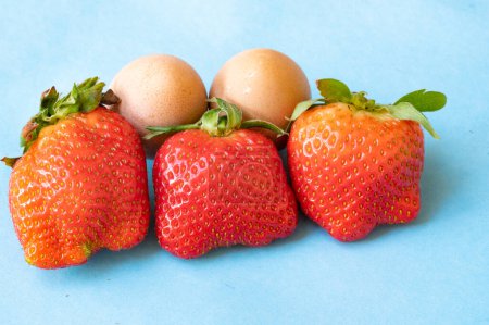 Téléchargez les photos : Strawberries and  easter eggs, close up - en image libre de droit