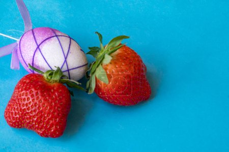 Foto de Fresas y huevo de pascua, de cerca - Imagen libre de derechos