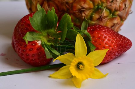 Foto de Piña, fresas frescas y flores - Imagen libre de derechos