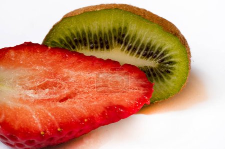 Foto de Primer plano de fresa fresca y kiwi sobre fondo blanco - Imagen libre de derechos