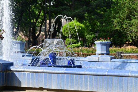Téléchargez les photos : Fontaine dans le parc municipal - en image libre de droit