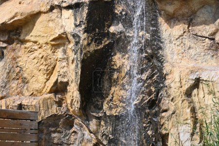 Téléchargez les photos : Belle cascade en forêt - en image libre de droit