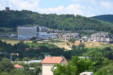 Foto de Vista de la arquitectura de la ciudad con montañas verdes - Imagen libre de derechos