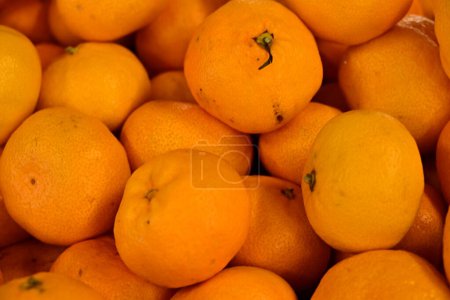 Téléchargez les photos : Fresh ripe tangerines on a market stall - en image libre de droit