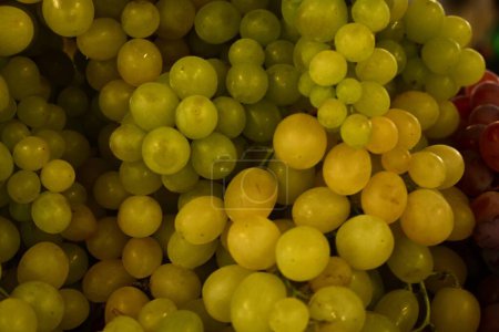 Téléchargez les photos : Raisins frais sur le marché - en image libre de droit