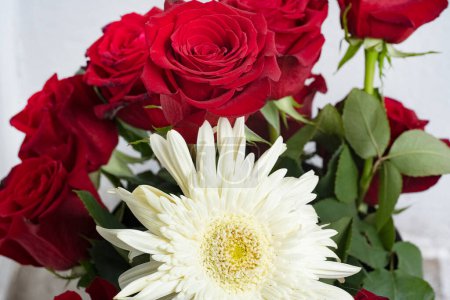 Foto de Hermosas rosas y gerberas sobre un fondo blanco - Imagen libre de derechos