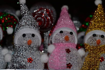 Téléchargez les photos : Décoration de Noël, jouets de Noël, bonhommes de neige - en image libre de droit