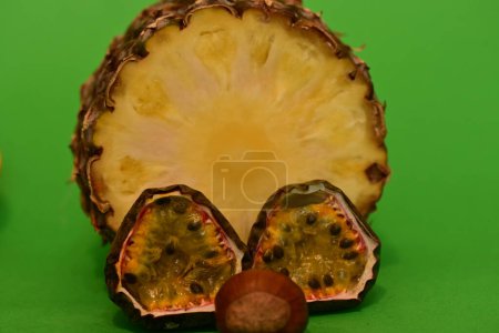 Foto de Castaño, fruta de la pasión, piña, frutas frescas sobre fondo verde - Imagen libre de derechos