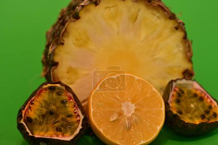 Foto de Fruta de la pasión, naranja, piña, frutas frescas, toma de estudio - Imagen libre de derechos
