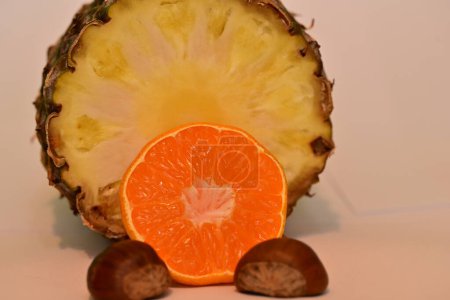 Téléchargez les photos : Ananas frais, châtaignes et orange, plan studio - en image libre de droit