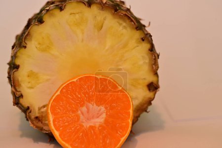 Foto de Piña fresca y naranja, toma de estudio - Imagen libre de derechos