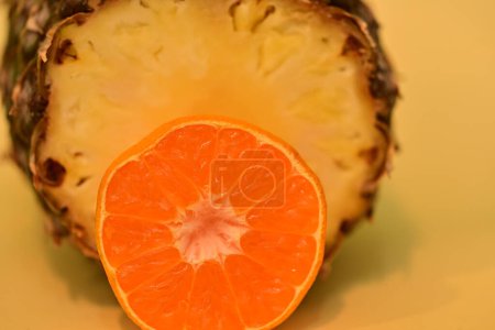 Téléchargez les photos : Orange, ananas, fruits frais, plan studio - en image libre de droit