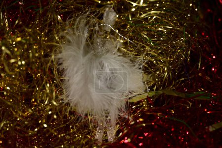 Téléchargez les photos : Décoration de poupée sur l'arbre de Noël - en image libre de droit